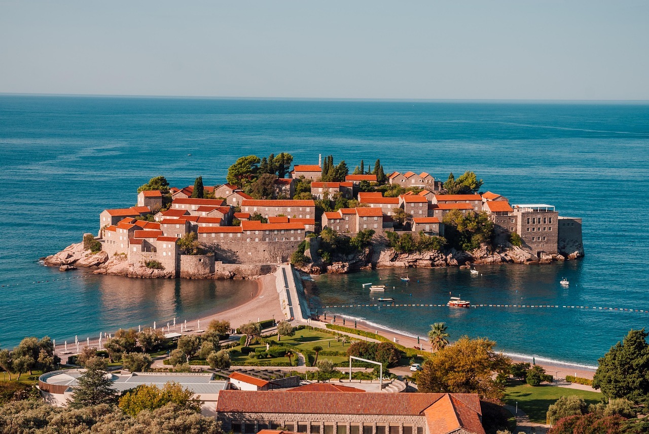 Sveti Stephan Montenegro sin colas ni clichés: 3 paradas que aún respiran