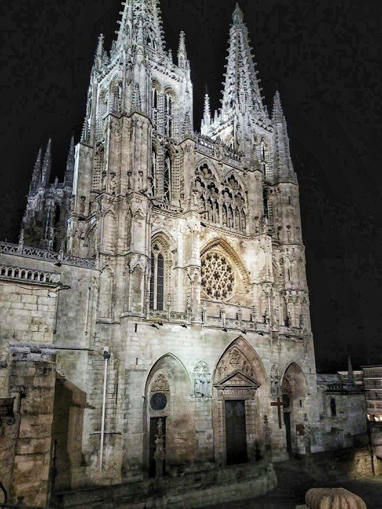 Catedral de Burgos noche Burgos y Atapuerca, historia en estado puro