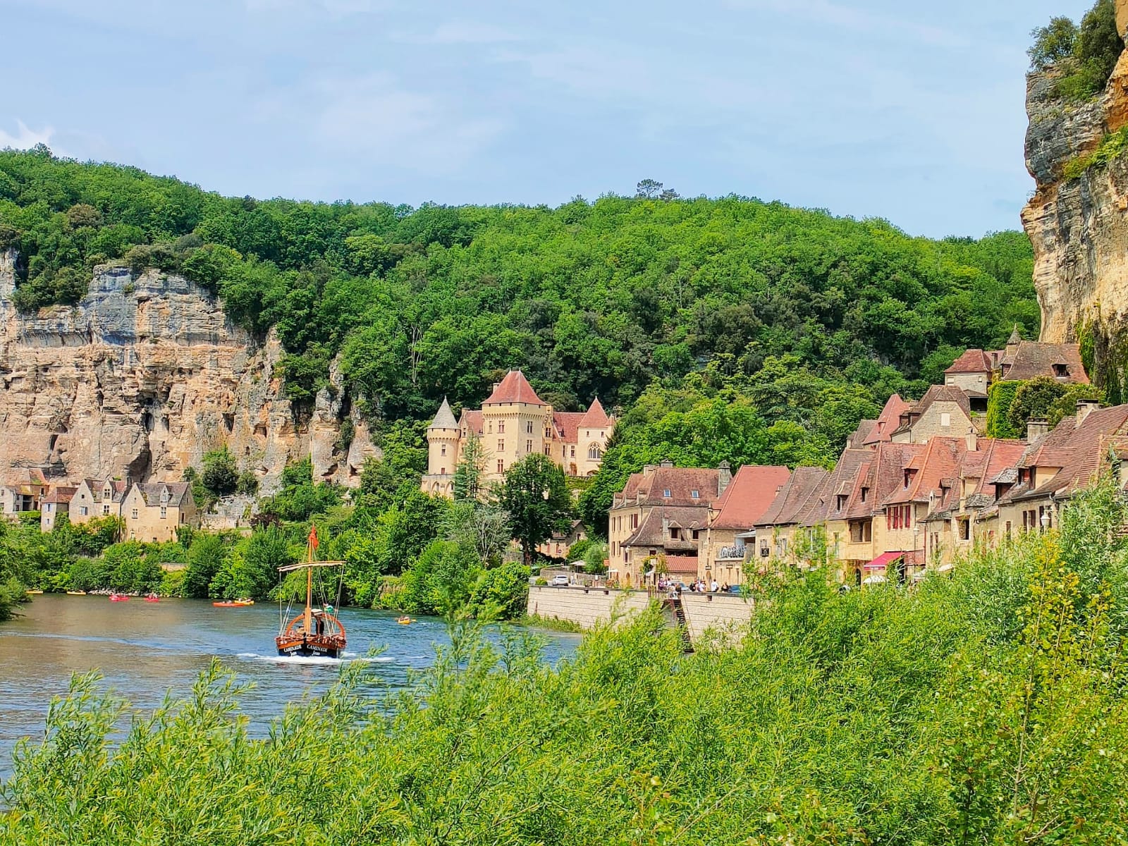 La Roque-Gageac: Uno de los pueblos más bonitos de Francia visto desde una gabarra