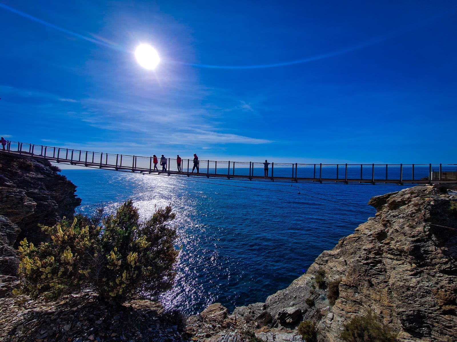 Asómate al vacío desde el primer puente colgante de la costa mediterránea española