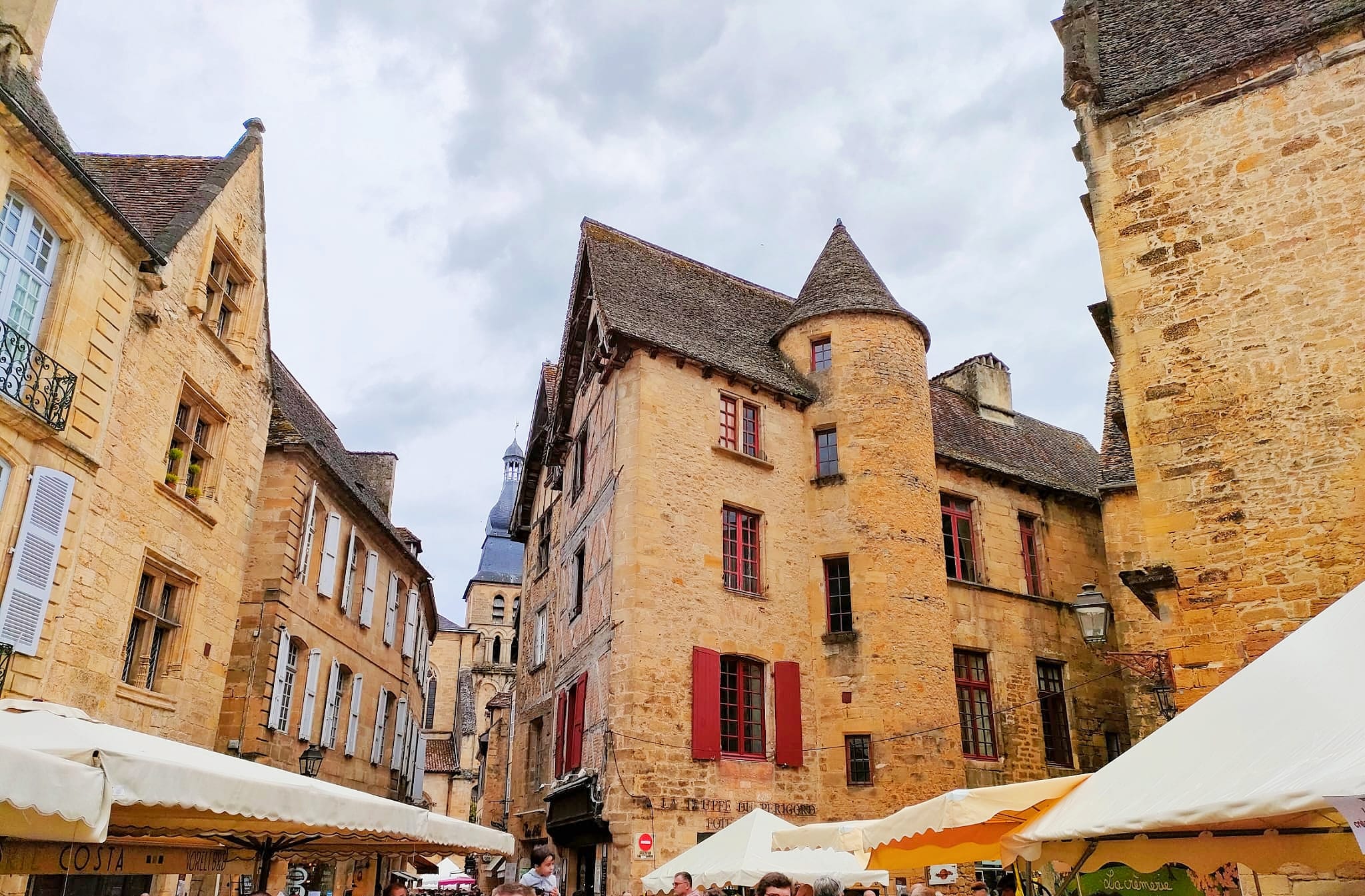 Sarlat-la-Canéda Descubre Sarlat-la-Canéda: Atracciones, mercados y gastronomía en el corazón de Dordoña