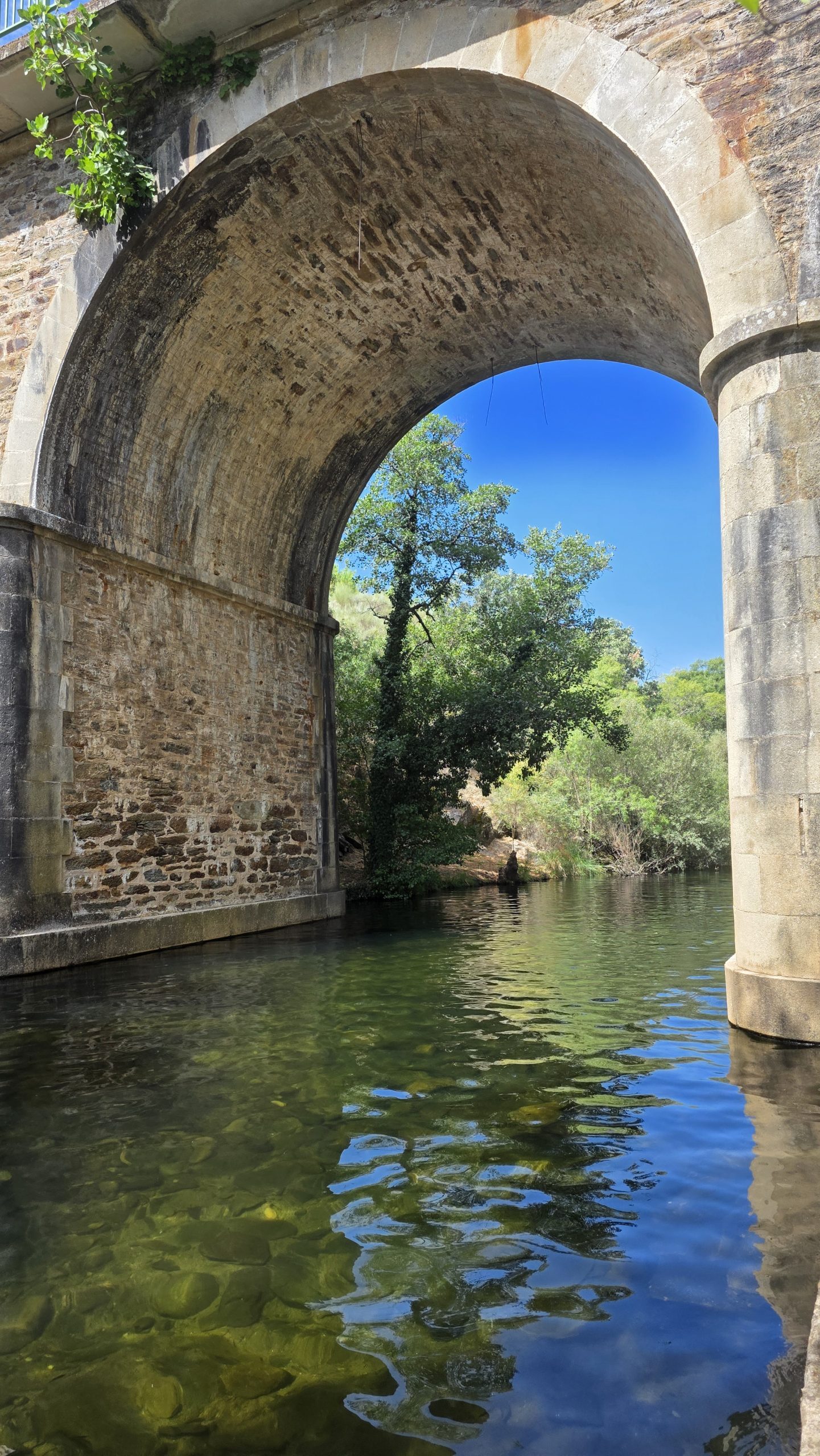 Piscina natural de Perales del Puerto en la Sierra de Gata, Cáceres